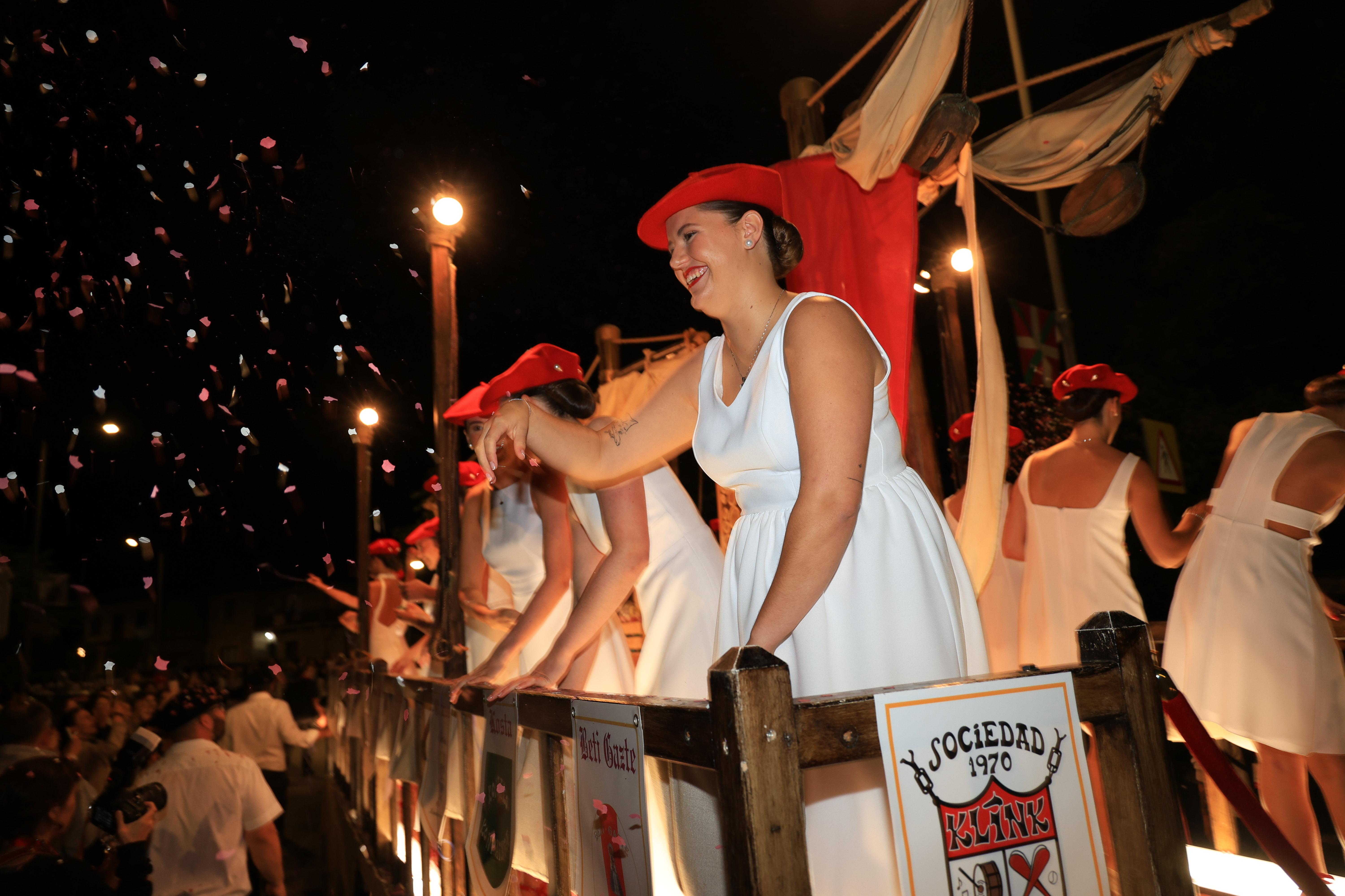 «Estamos todas con muchas ganas de que llegue el día del alarde»