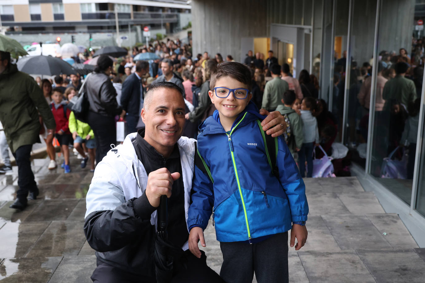 Bautista junto a su padre, Pablo, en su primer día de cole.