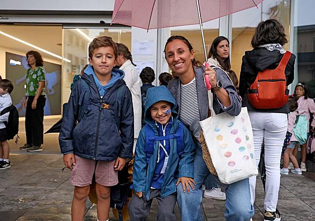 Beatriz junto a Martín y Pablo.