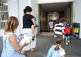 Imagen de archivo de un grupo de niños en la vuelta al colegio.