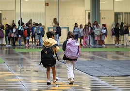 Dos escolares se dirigen a clase en este viernes de presentaciones en el colegio Aldapeta Maria Ikastetxea de Donostia.