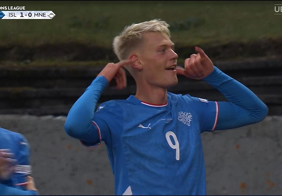 Orri Óskarsson celebra su gol contra Montenegro.
