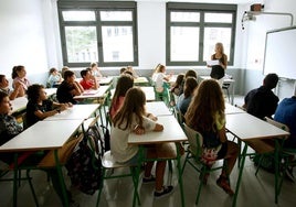 Una profesora imparte clase a alumnos de un instituto de San Sebastián.