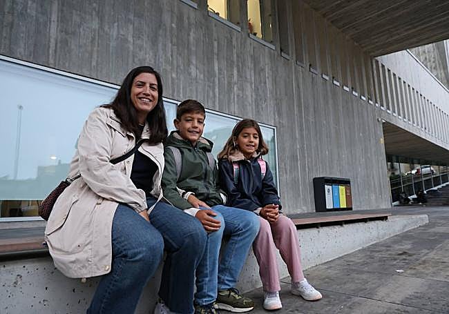 Rebeca junto a sus hijos Aitor y Maialen esta mañana en la puerta de Aldapeta María Ikastetxea.