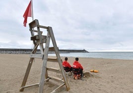 Bandera roja en la playa de Santiago de Zumaia.