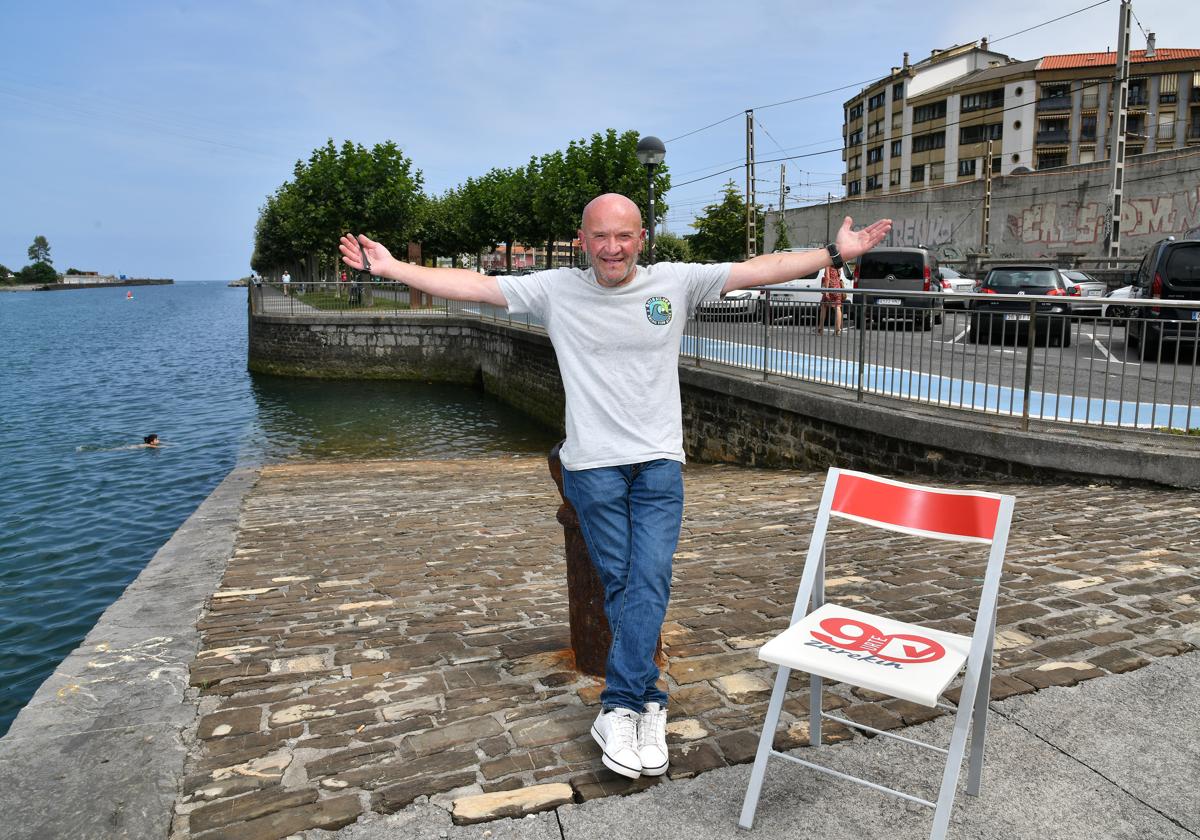 Manolo Iciar 'Erreka', muestra la rampa del puerto junto a la ría.