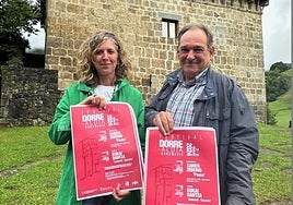 La alcaldesa Natalia Rekarte y el organizador Eugenio Tamayo, con el cartel del programa.
