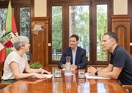 Encuentros. Amaia Muñoz y Mitxel Lakuntza,el pasado 19 de julio en su entrevistacon el lehendakari Pradales.