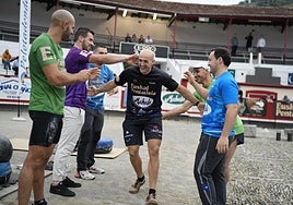 Andoni Iruretagoiena 'Izeta VI' es felicitado por sus compañeros.