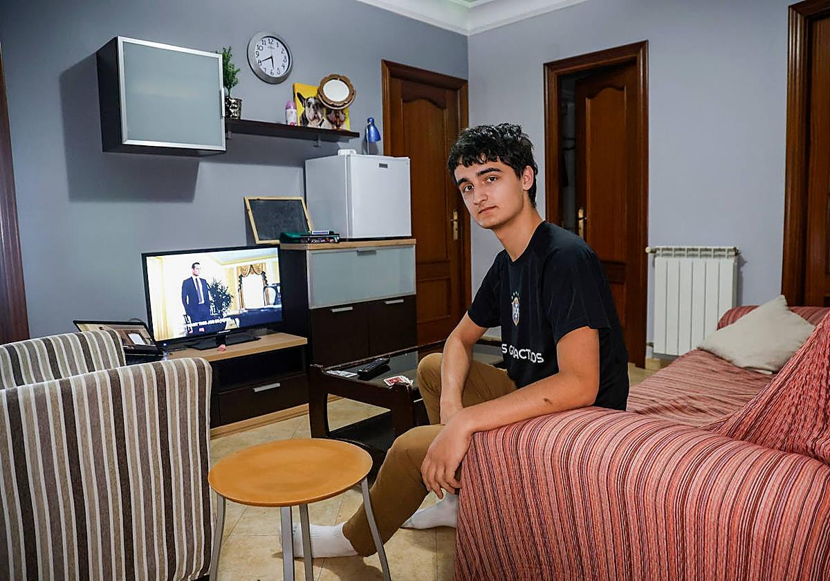Martín Fernández posa en el piso de alquiler, recién llegado de Logroño.