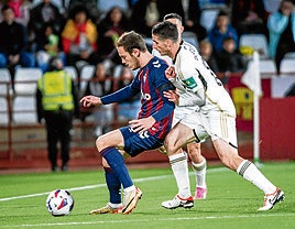 Jon Bautista protege la bola ante dos rivales en el duelo como visitante del curso pasado.