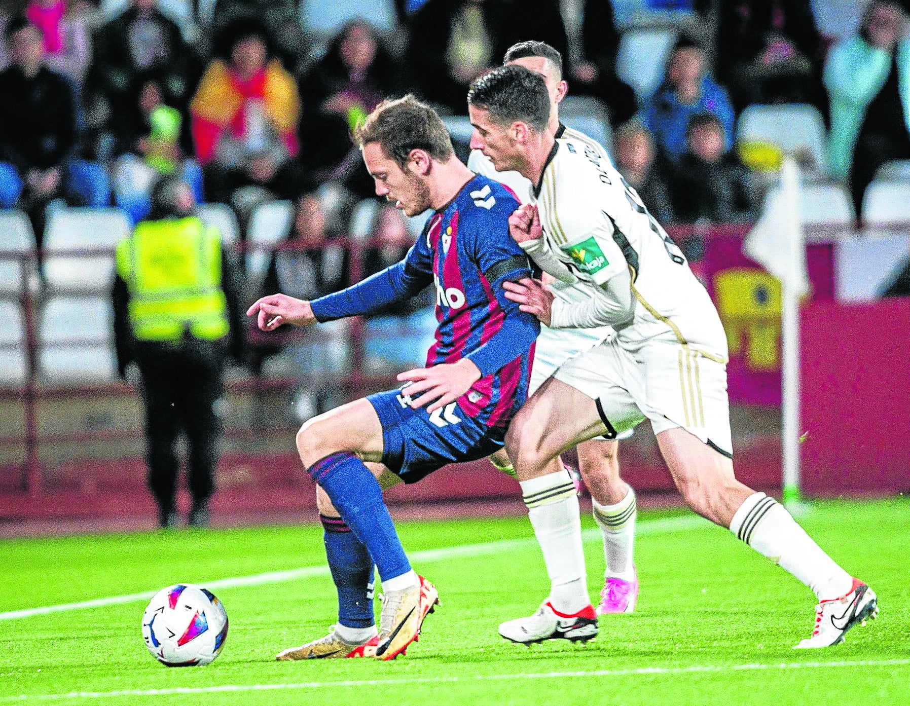 Jon Bautista protege la bola ante dos rivales en el duelo como visitante del curso pasado.