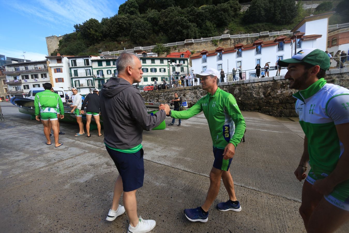 Las traineras calientan motores antes de la batalla en La Concha