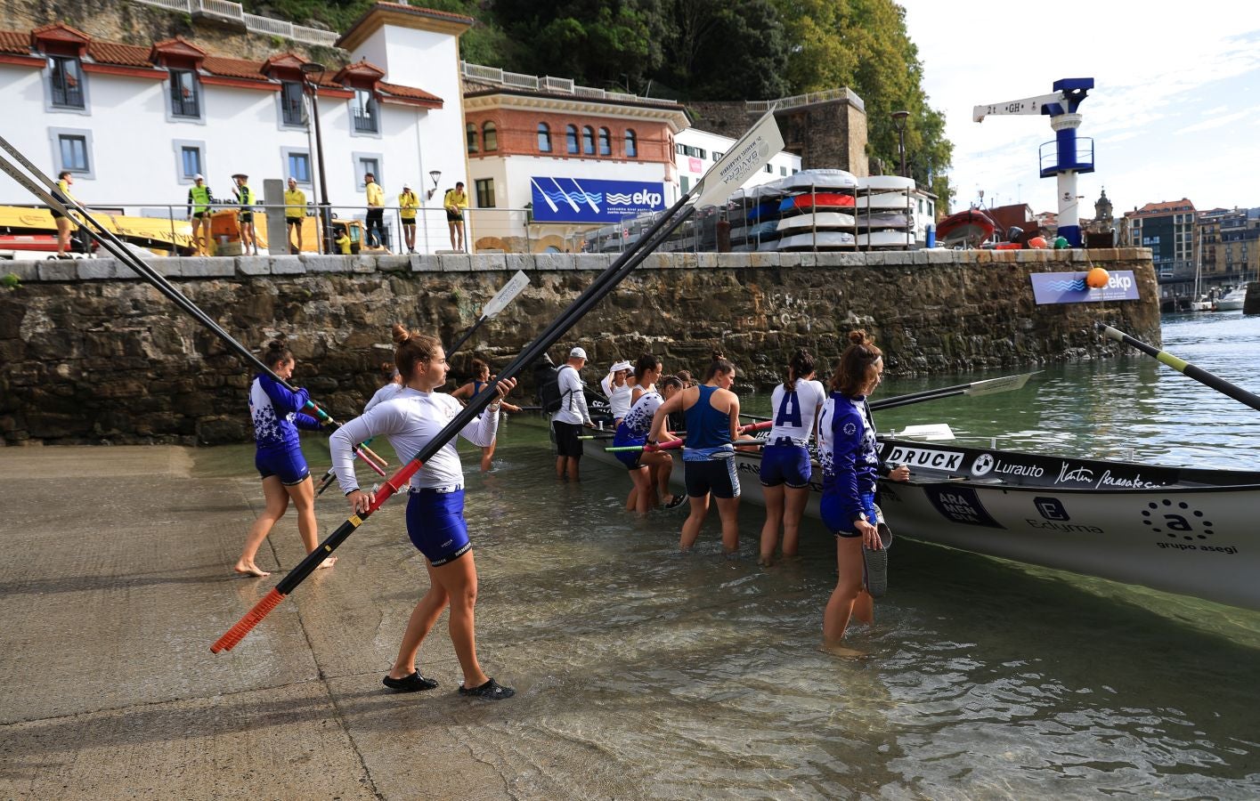 Las traineras calientan motores antes de la batalla en La Concha