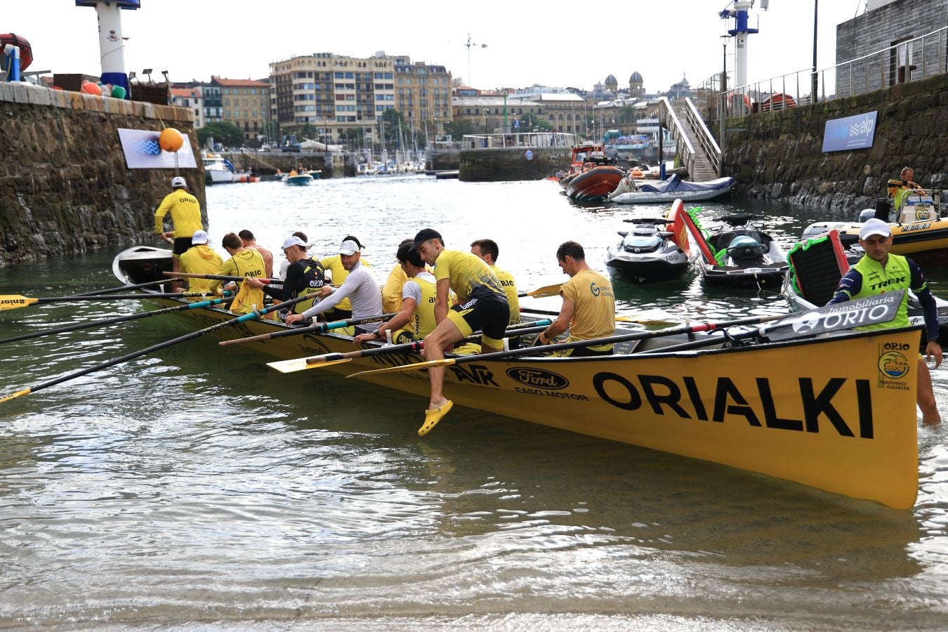 Las traineras calientan motores antes de la batalla en La Concha