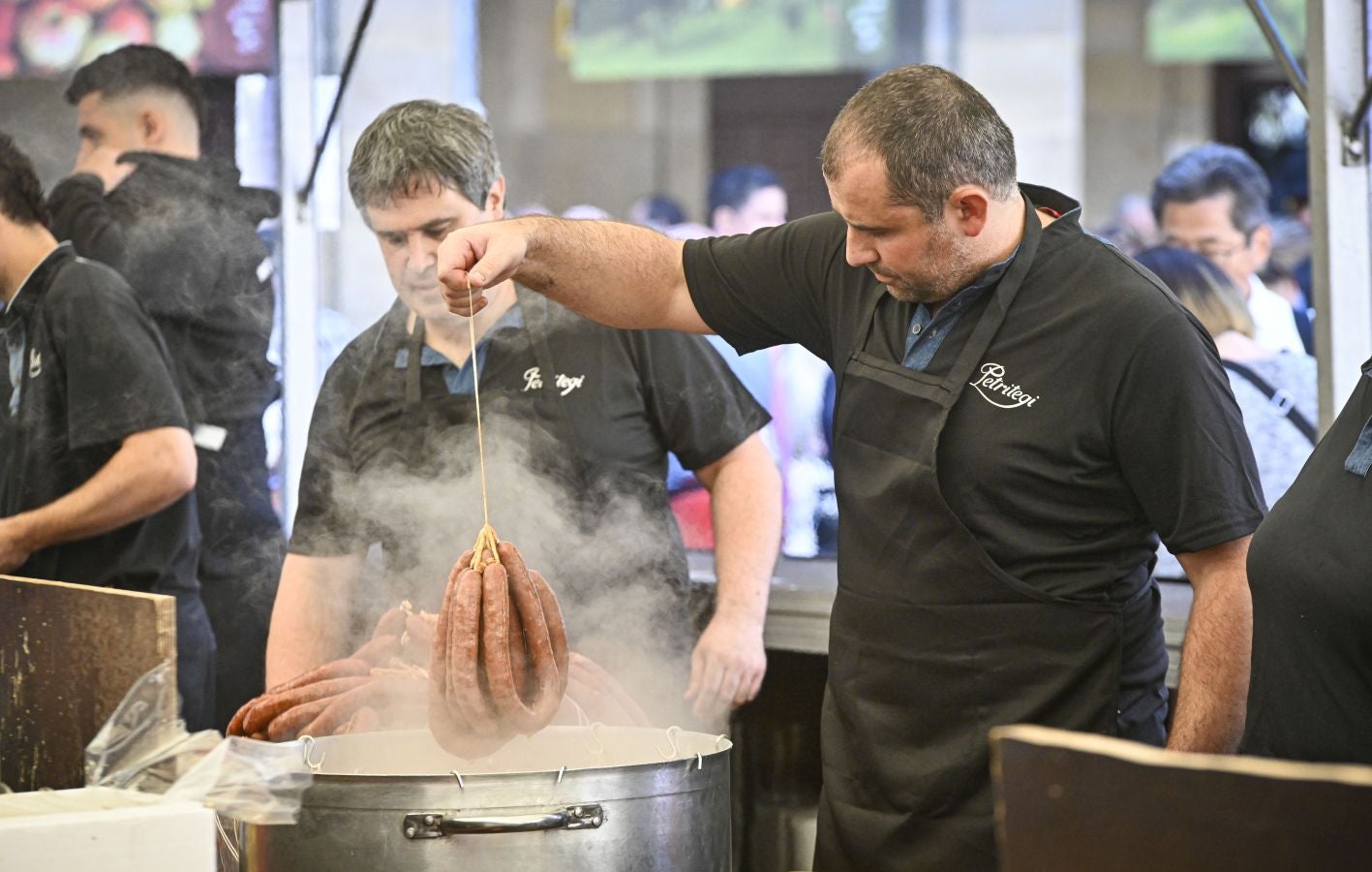 Gran ambiente en el Sagardo Eguna de Donostia
