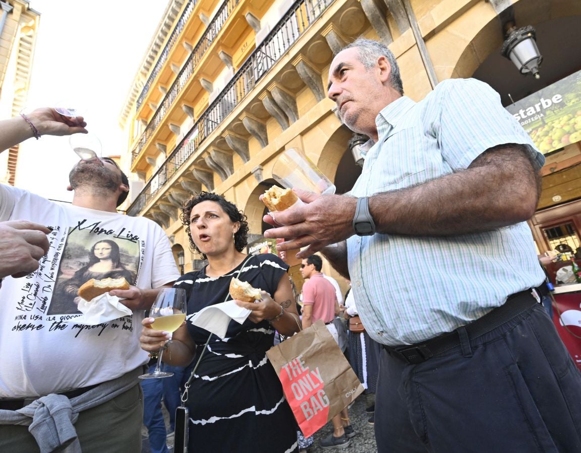 Gran ambiente en el Sagardo Eguna de Donostia