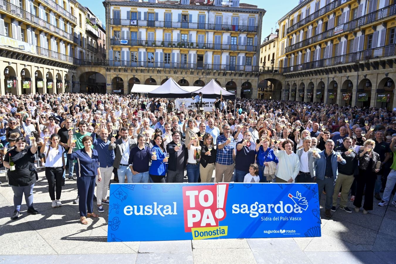 Gran ambiente en el Sagardo Eguna de Donostia