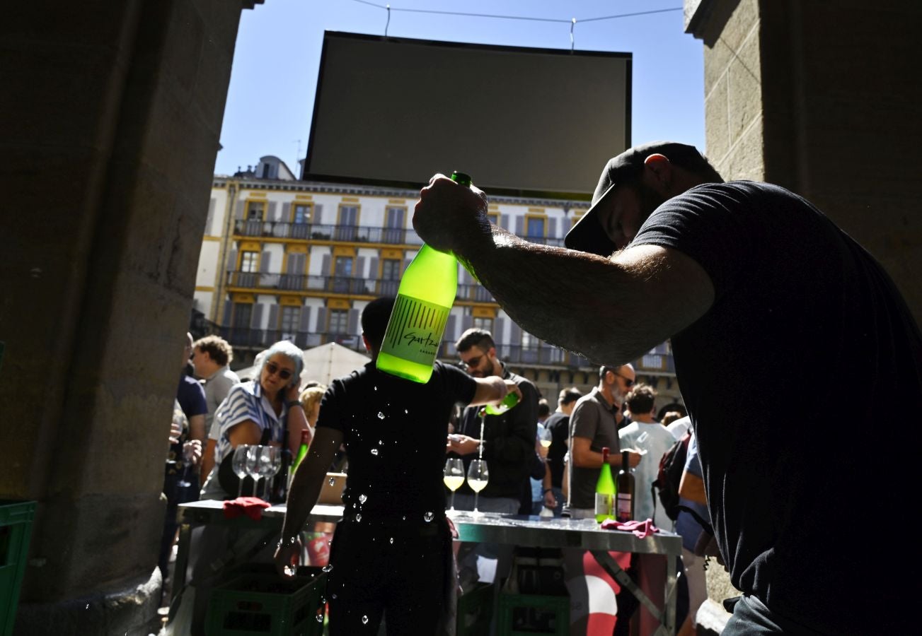 Gran ambiente en el Sagardo Eguna de Donostia