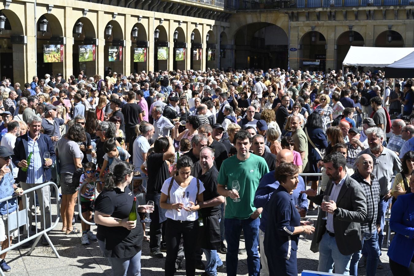 Gran ambiente en el Sagardo Eguna de Donostia