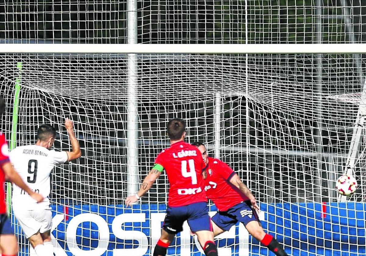 Asier Benito dispara a puerta para empatar el partido