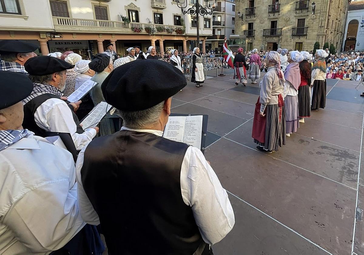 Hondartza taldeko kideak kantuan eta dantzan.