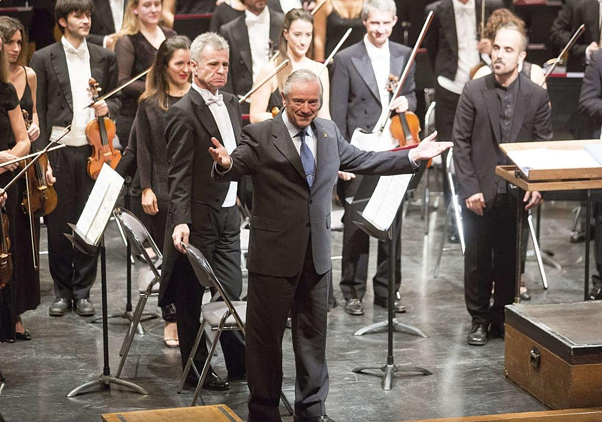 Joaquín Silguero, rodeado por la Orquesta Sinfónica de Euskadi que acababa de estrenar su obra Euskal Herria.