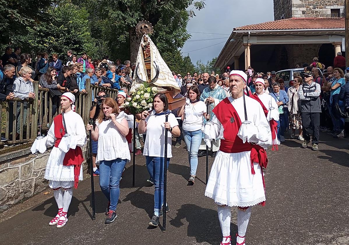 La procesión con la imagen de la Virgen de Arrate hasta la Cruz es acompañada por cientos de eibarreses.