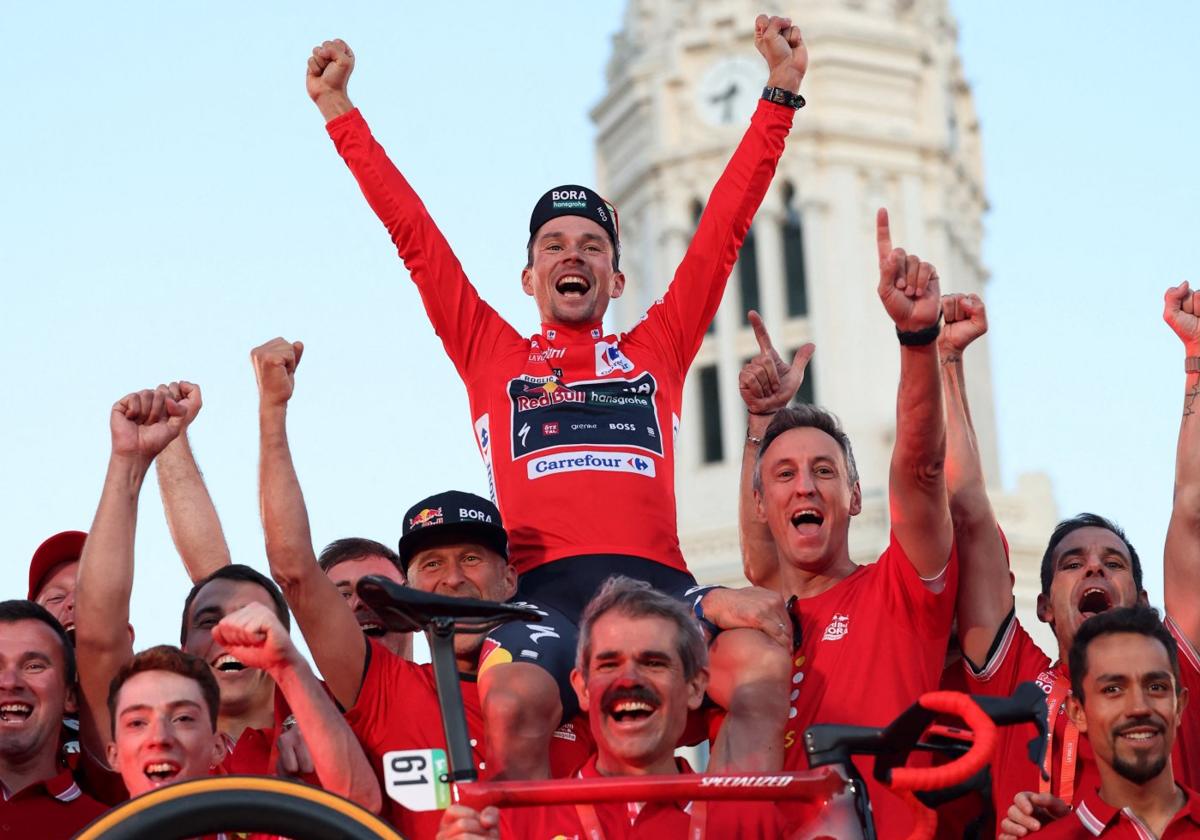 Primoz Roglic celebra con el equipo Bora su triunfo en la Vuelta, este domingo en Madrid.