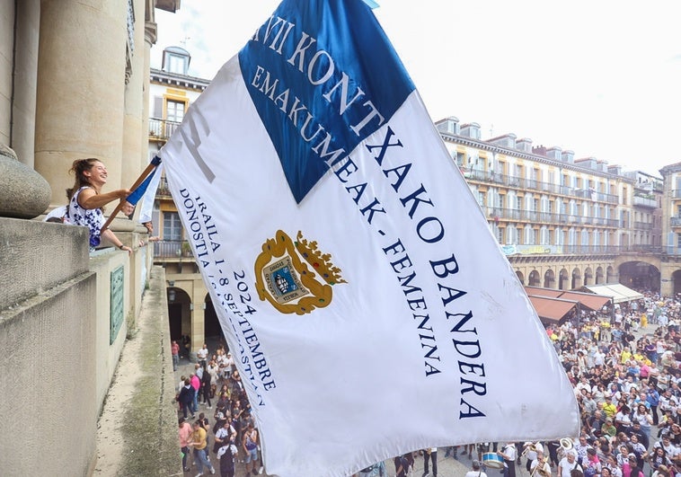 Maider Bereau onde la Bandera en la plaza de la Constitución.