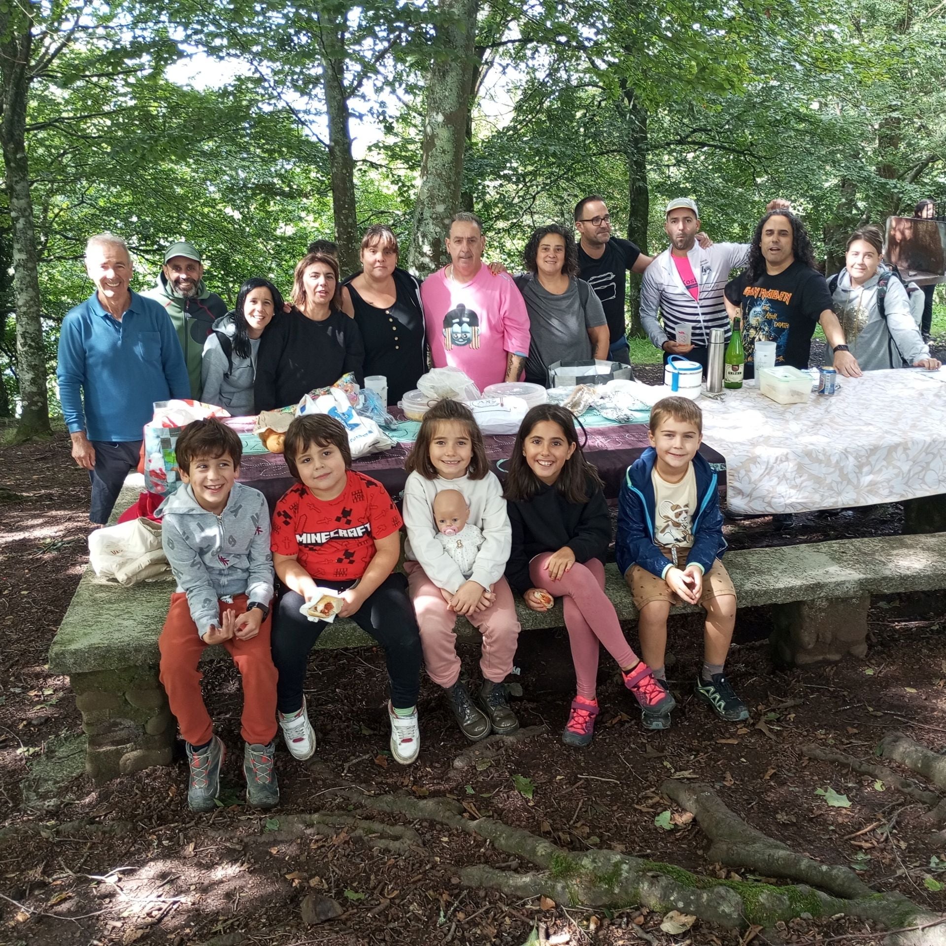 Imagen secundaria 1 - Arriba, las txosnas estuvieron muy concurridas. Debajo, a la izquierda, una familia celebra la comida en Arrate. A su lado, la tradición de colocar velas. 
