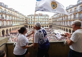 Multitudinario recibimiento a Arraun Lagunak tras ganar la Bandera de La Concha