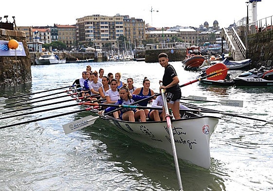 Arraun Lagunak antes del último entrenamiento en la Lugañene ayer en Donostia.