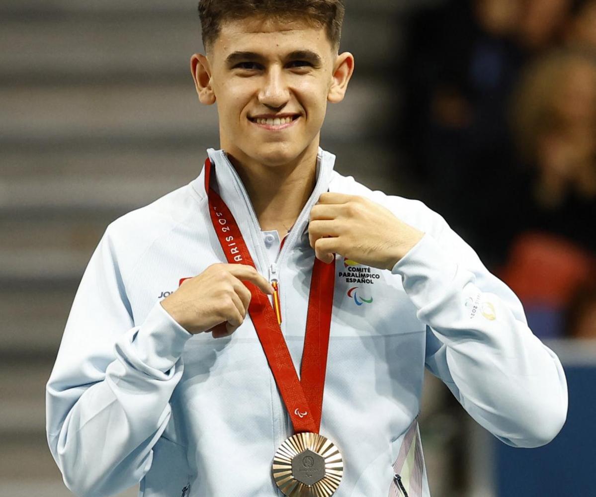 Ander Cepas posa sonrientes con la medalla de bronce.