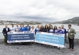 Entrega del cheque de Adegi a las mejores traineras guipuzcoanas en la Bandera de la Concha.