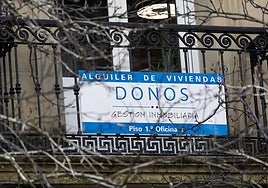 Un cartel anunciando un piso en alquiler en Donostia.