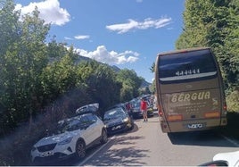 Colapso en la carretera de Torla para entrar en el parque, con los coches aparcados en las cunetas