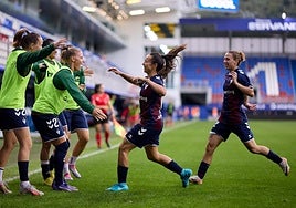 Espe Pizarro acude a la banda para celebrar con sus compañeras su gol contra el Betis.