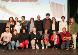 Representantes de las entidades colaboradoras y miembros del jurado posan con el director de Animadeba, Aitor Oñederra, y con algunos de los cineastas galardonados, en la ceremonia de clausura.