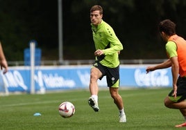 Luka Sucic juega el balón en el entrenamiento de ayer ante Pablo Marín e Igor Zubeldia.