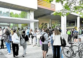 Alumnos aguardan en la puerta de la UPV, en Donostia.