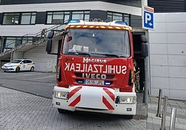 Una de las dotaciones de bomberos que ha intervenido en el incendio en un parking de Altza.