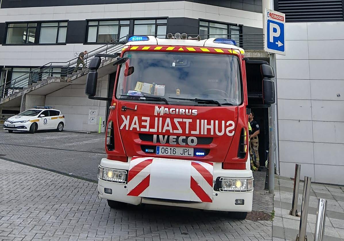 Una de las dotaciones de bomberos que ha intervenido en el incendio en un parking de Altza.