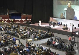 Lepo bete zen 2019an Illunbe Gipuzkoako Txapelketako finala zela-eta. Argazkian, Ane Labaka bertsolaria kantuan.