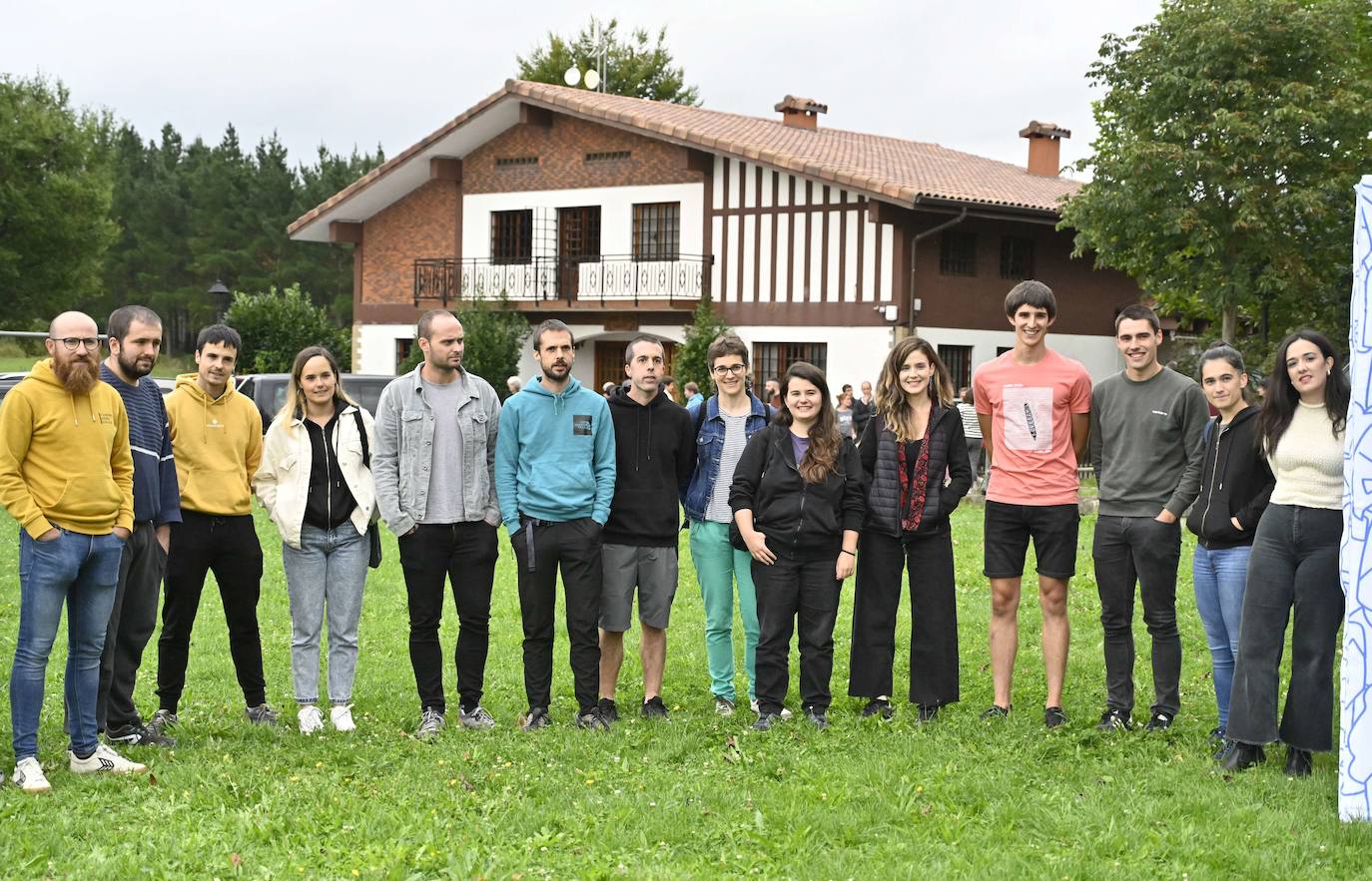 Algunos de los participantes de la edición de 2024, en la presentacón en Apotzaga (Eskoriatza).