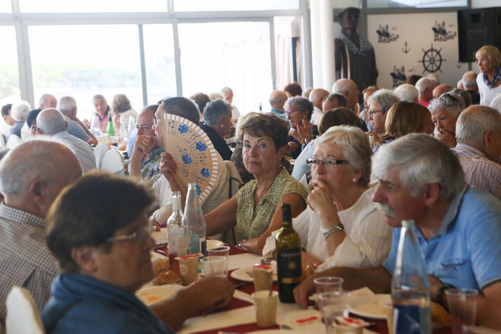 Buen ambiente en la comida de las cuadrillas y la de los jubilados