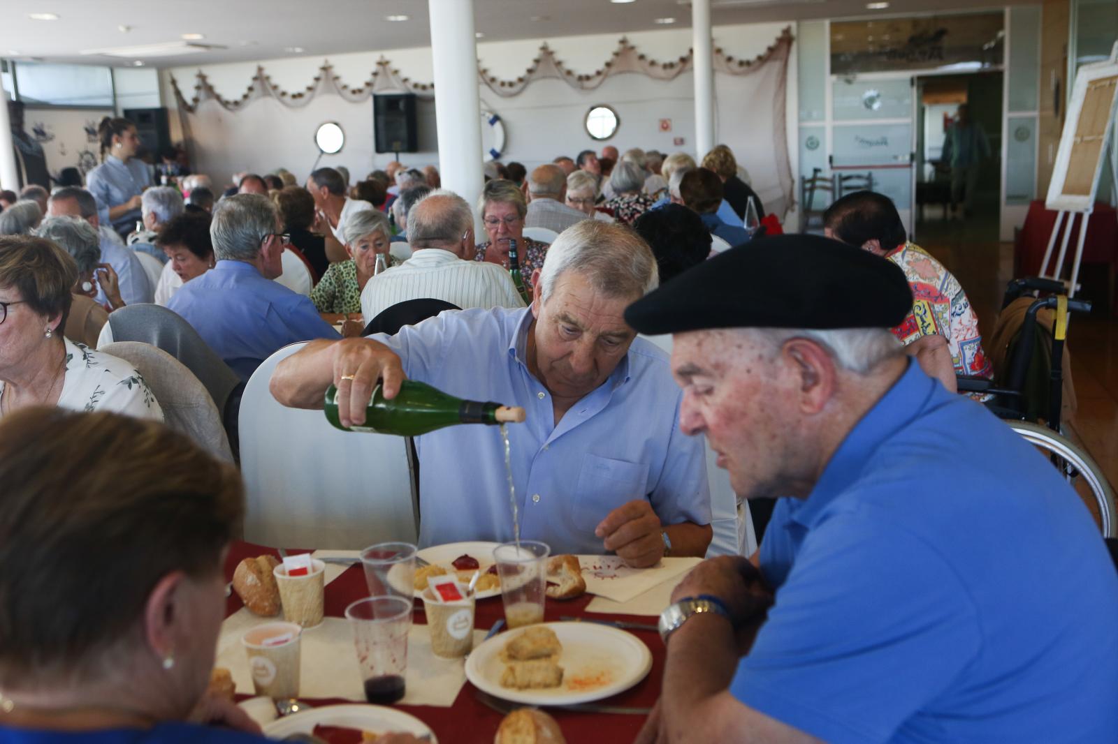 Buen ambiente en la comida de las cuadrillas y la de los jubilados