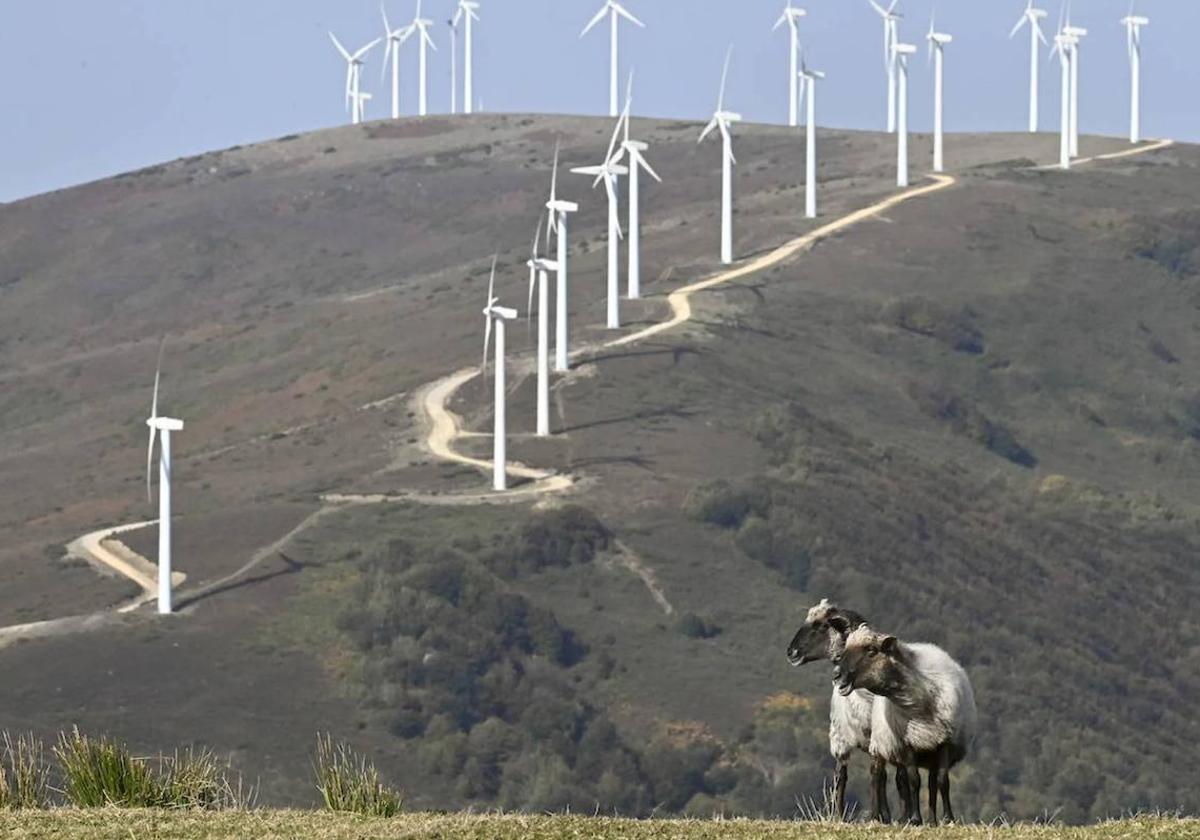 Molinos de viento en el parque eólico de Iberdrola en Elgea-Urkilla.