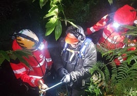 Los bomberos junto al excursionista durante el rescate.