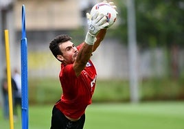 El guardameta Daniel Fuzato se estira para capturar el balón durante un entrenamiento del Eibar en Atxabalpe.